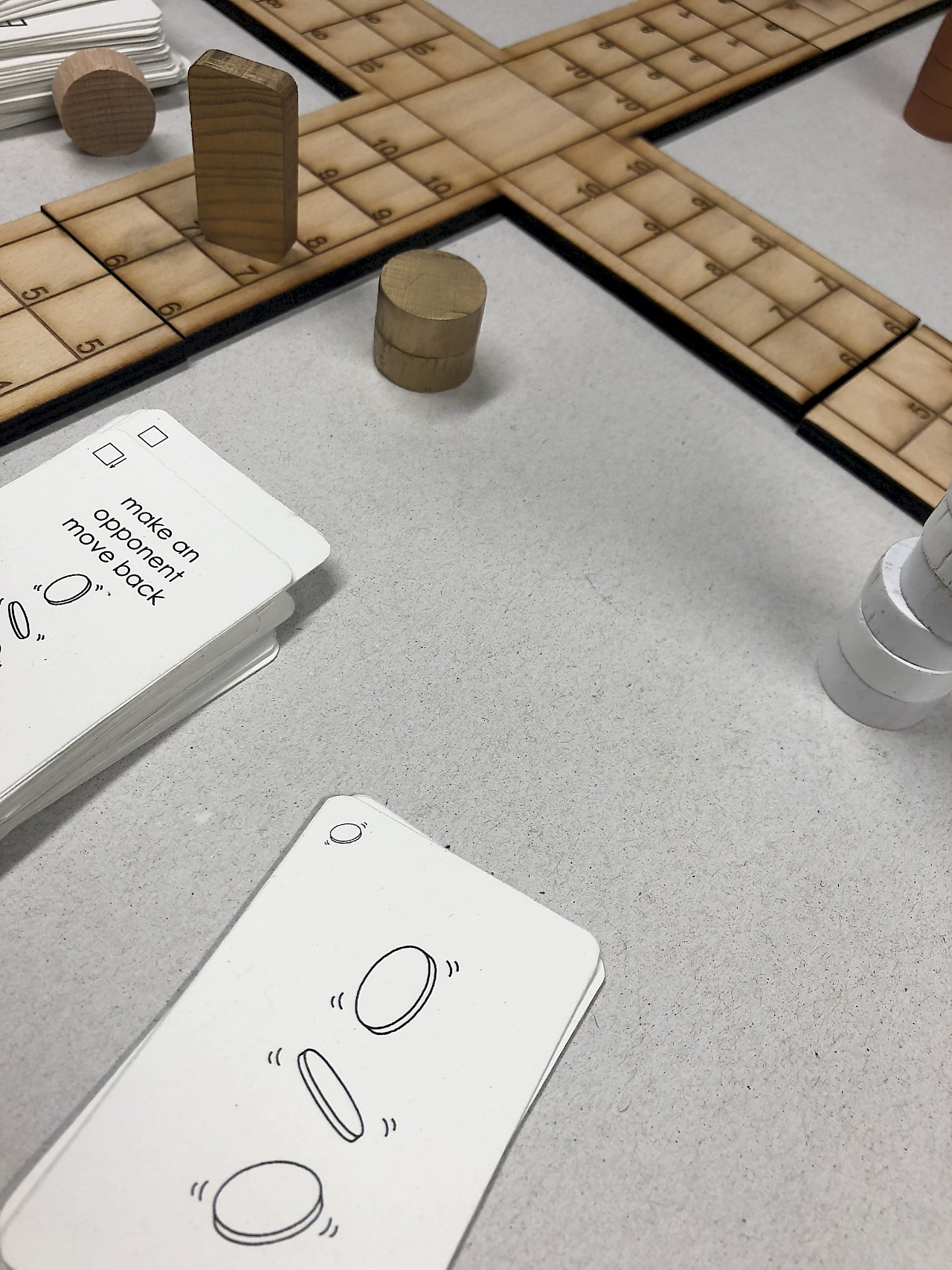 Brettspiel-Prototyp Emineo (2018) von Han-Dung Ngyen und Shamika Biswas.