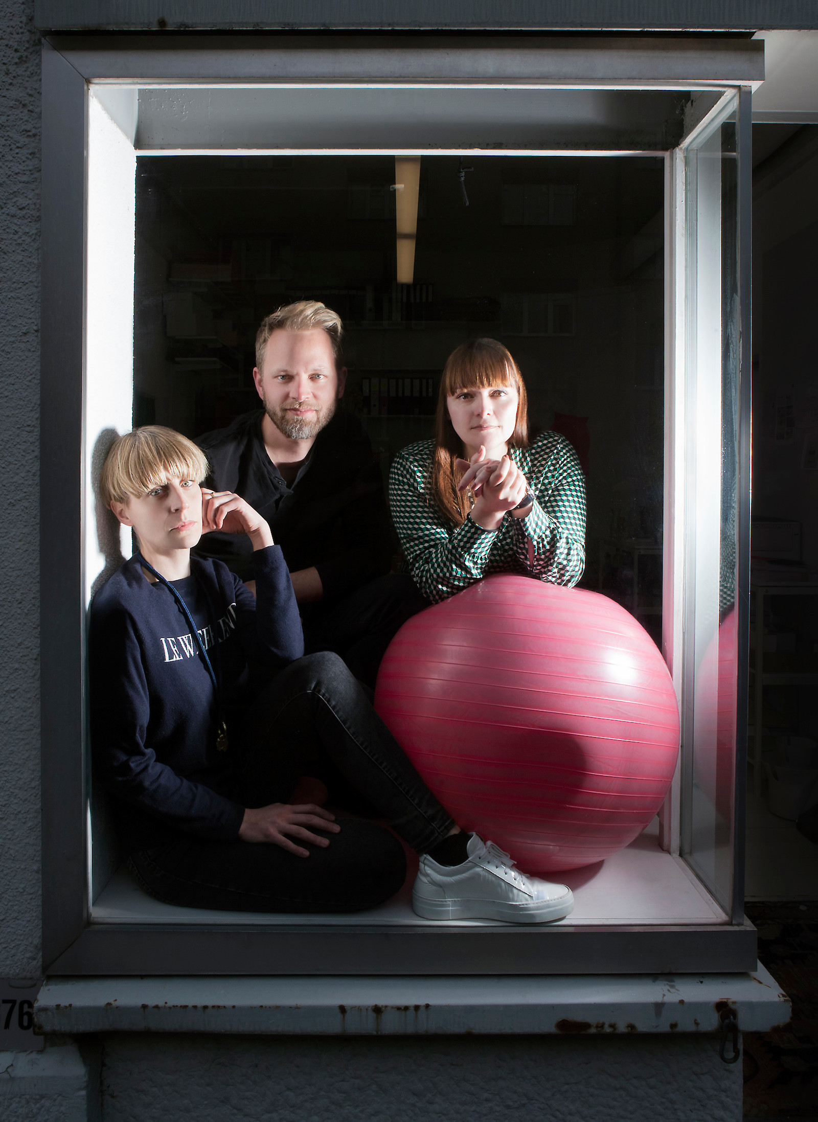 Von links: Maike Thies (Gastkuratorin), Andreas Saxer, Gabriela Chicherio. Photo Credit: Lukas Beyeler.