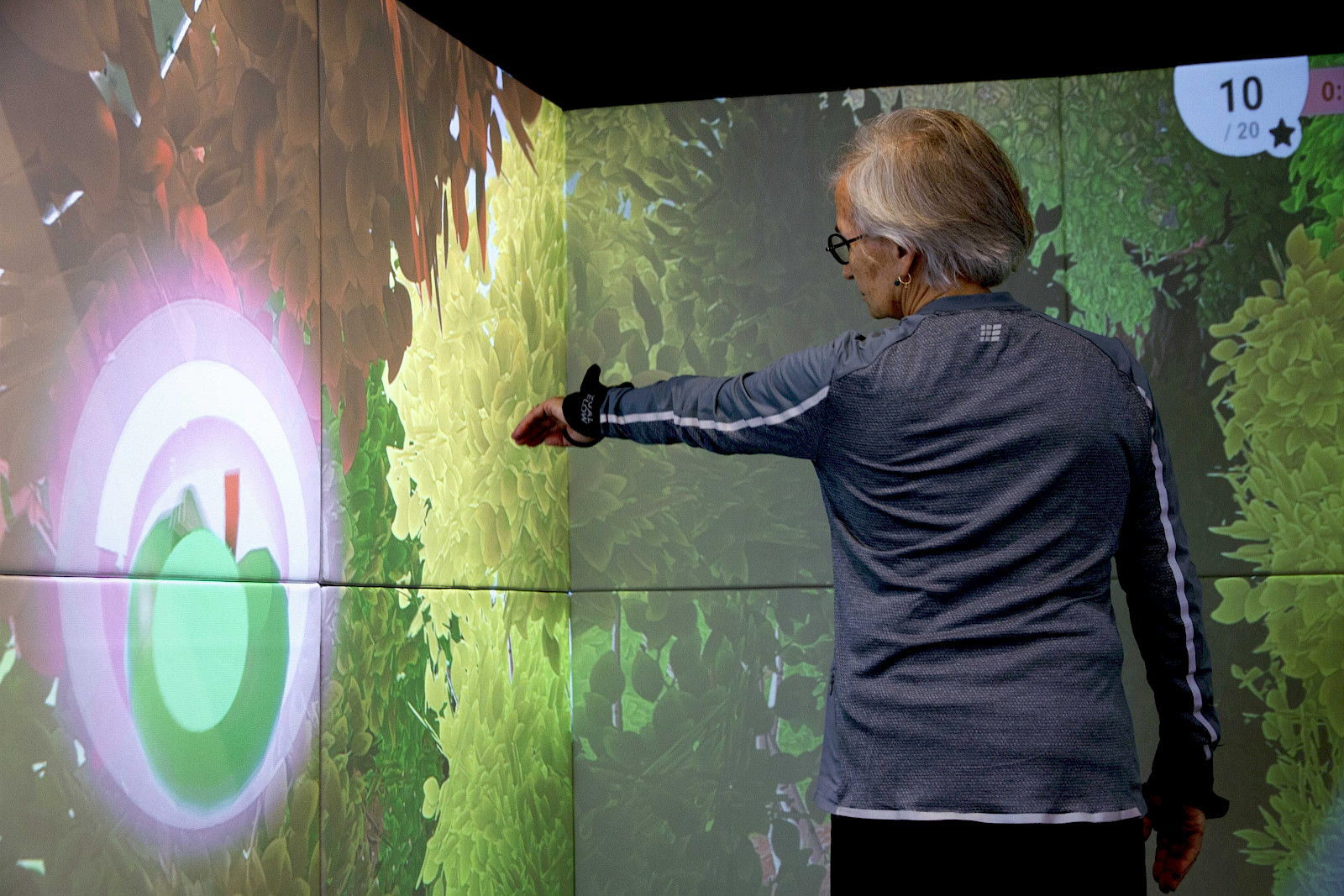 Hier trainiert die Spielerin Mobilität, Reaktion und Kraft im Minigame «Äpfel pflücken».