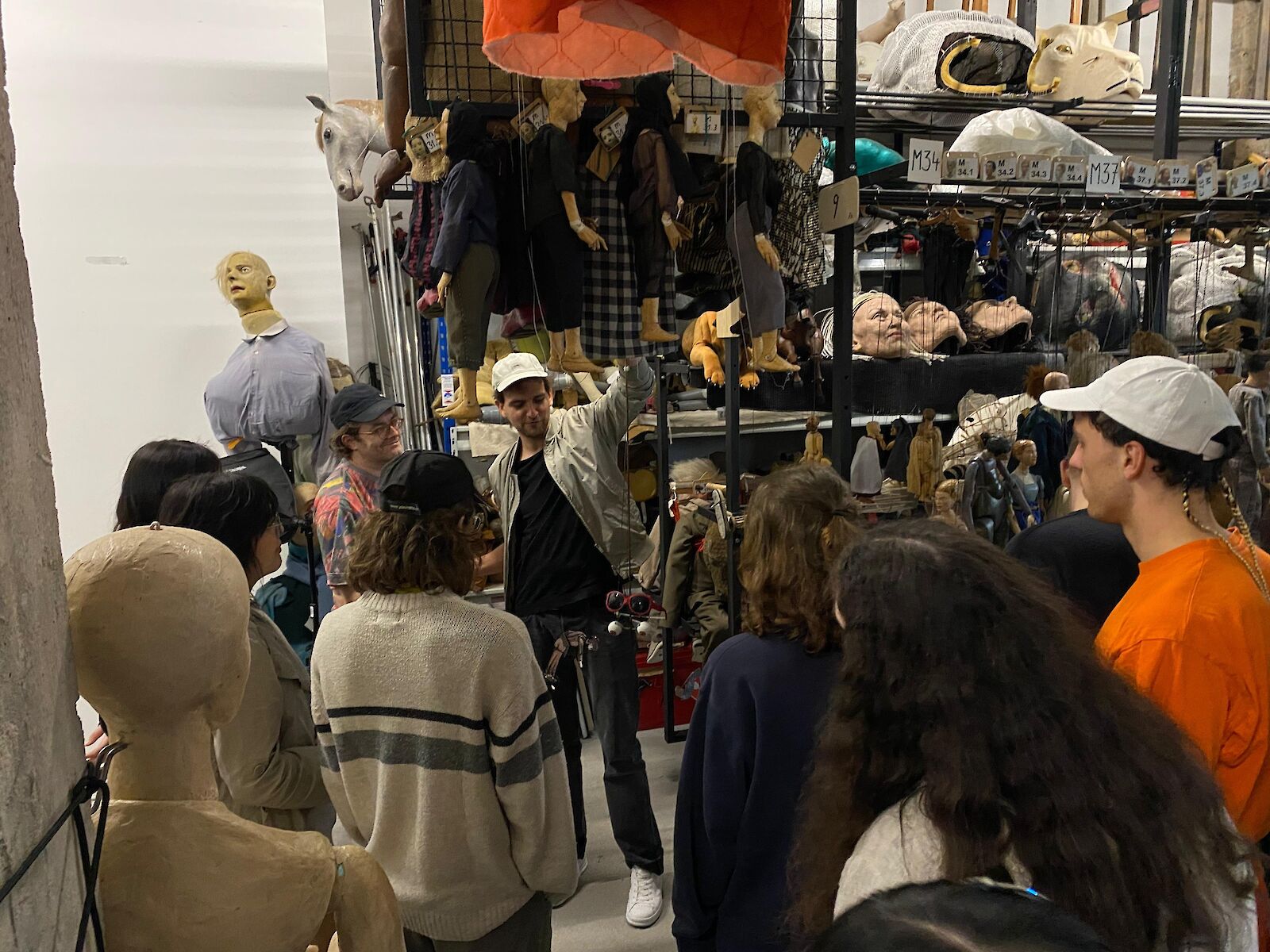 Besuch in der Puppenspielsammlung. Hochschule für Schauspielkunst Ernst Busch. Foto: Stefan Kraft.