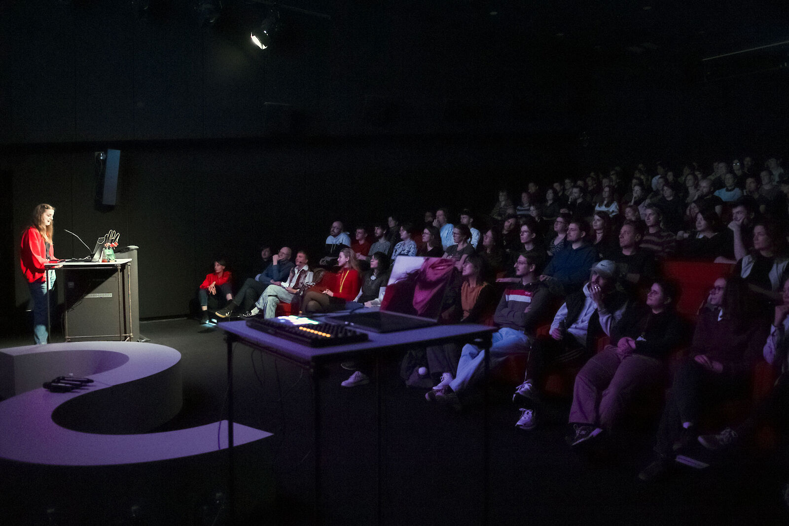 Studioeinblick Oopsie Daisies von Lea Coquoz mit Fokus auf «Tom the Postgirl».