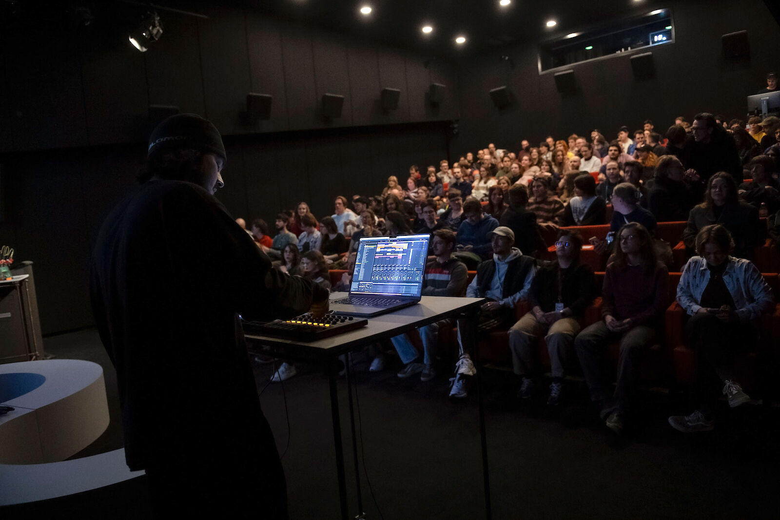 Live-Coding-Music-Performance von Charles Hanil Roberge (Absolvent) und Stefan Kraft (Mitarbeiter und Absolvent).