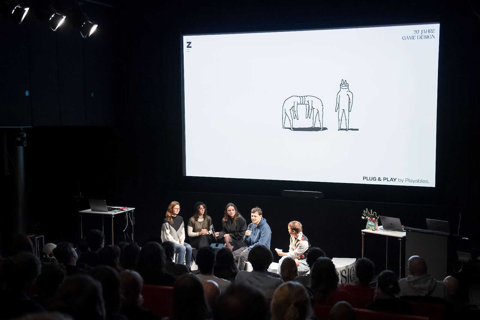 Panel mit Philomena Schwab (Stray Fawn Studio), Larissa Wild (PhD-Kandidatin CH-Ludens), Linn Spitz, Mario von Rickenbach (Studio Playables). Moderation: Alumni Noe Mael Arnold.